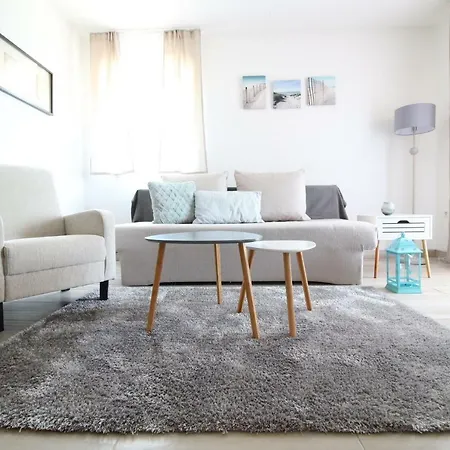 By Zec アパート カスタヴ